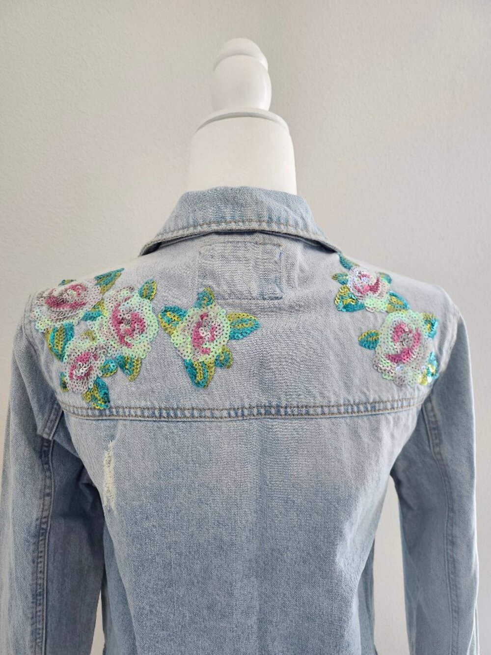 Cropped Floral Sequin Denim Jacket Light Wash NWOT Size M - Picture 6 of 13